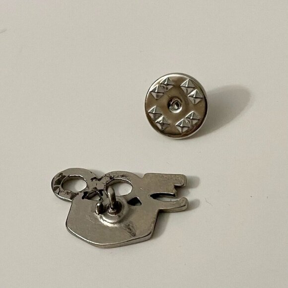 Vintage Chrysler 300 Pin Flaws - Picture 6 of 9